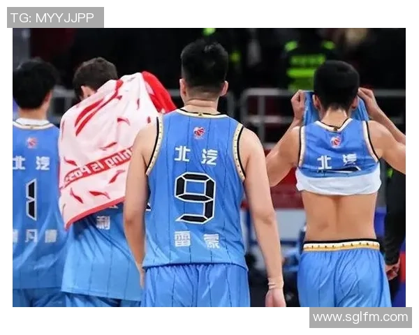 北京篮球队配合引发热议球迷对战术选择和球员默契提出不同看法