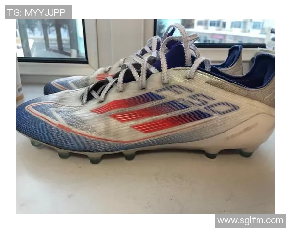 足球明星专属版足球鞋的魅力与科技结合，助力球员在赛场上展现非凡实力