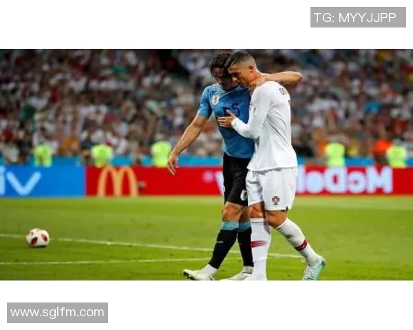 光头形象的足球明星们如何在赛场上展现魅力与实力的完美结合