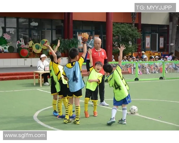 足球明星幼儿造型图片展示小朋友们的运动梦想与童趣魅力